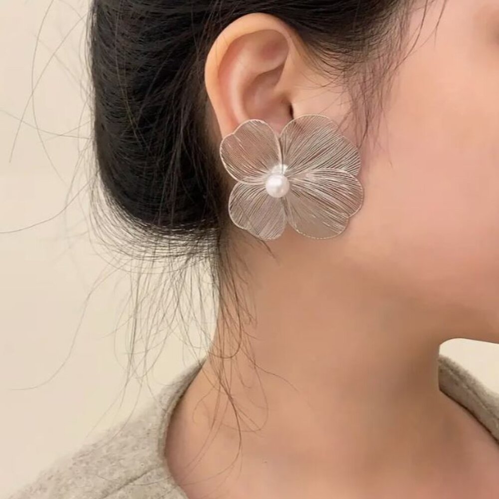 NEW Cecelia Silver Metal Mesh Flower Pearl Stud Statement Earrings
